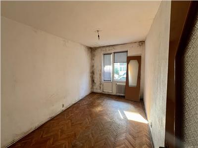 Vand apartament cu 3 camere, decomandat, in Reghin