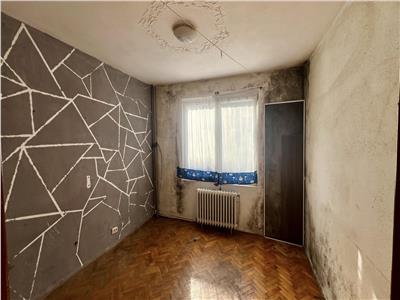 Vand apartament cu 3 camere, decomandat, in Reghin