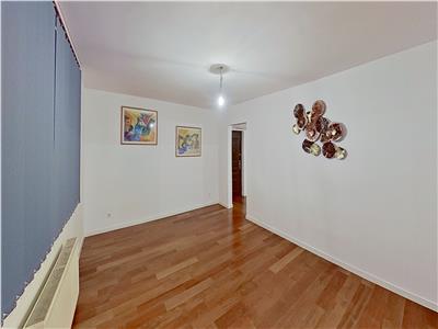 Vand apartament cu 3 camere in cartierul Dambu situat la etajul 1