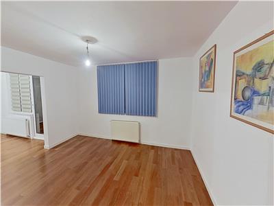 Vand apartament cu 3 camere in cartierul Dambu situat la etajul 1