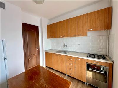 Inchiriez apartament cu 3 camere , decomandat zona Poli 2