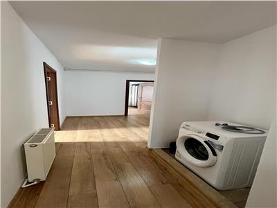 Inchiriez apartament cu 3 camere , decomandat zona Poli 2