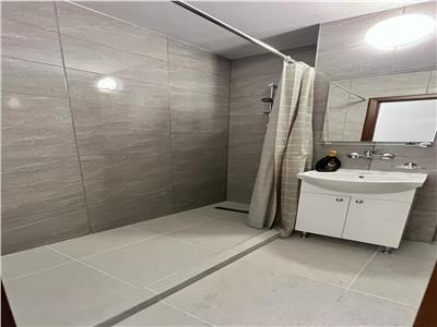 Inchiriez apartament cu 3 camere , decomandat zona Poli 2