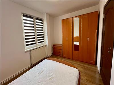 Inchiriez apartament cu 3 camere , decomandat zona Poli 2