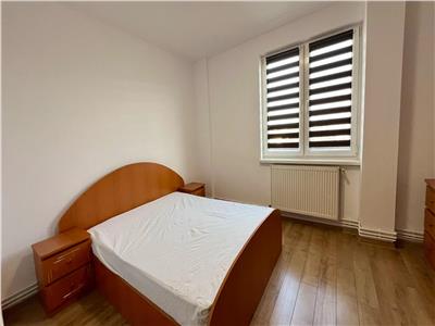 Inchiriez apartament cu 3 camere , decomandat zona Poli 2