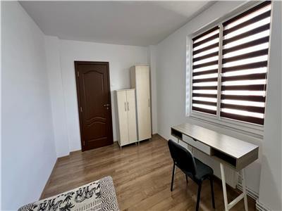 Inchiriez apartament cu 3 camere , decomandat zona Poli 2