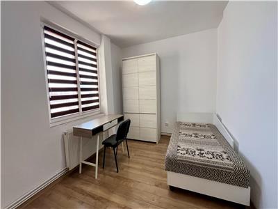 Inchiriez apartament cu 3 camere , decomandat zona Poli 2